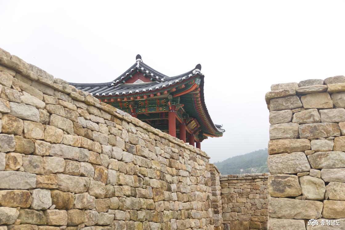 비교적 잘 복원되어 있는 동안문과 문루 일대의 성곽