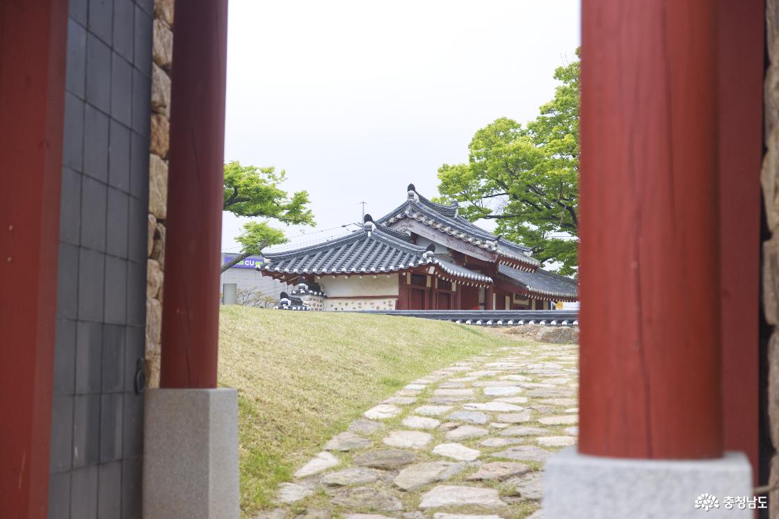 동안문에서 바라본 목애당과 주변 풍경