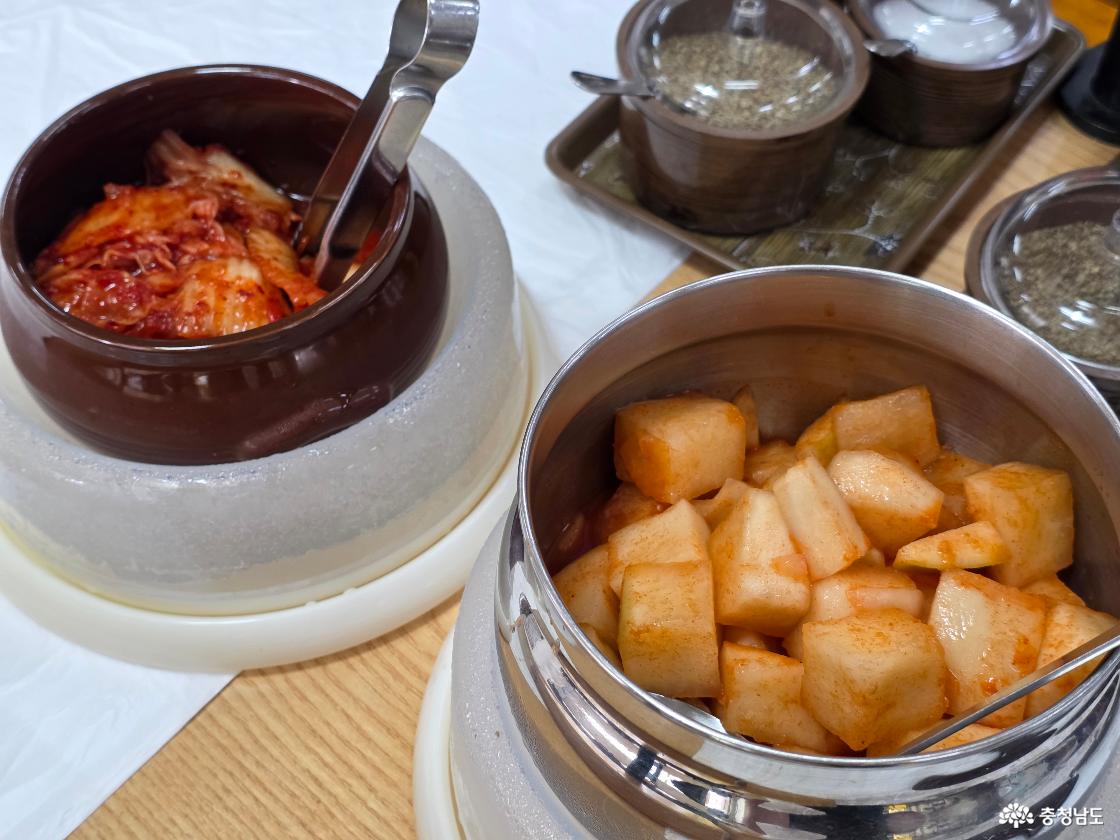 역사의 도시 공주답게 항아리에 김치와 깍두기가 있었다