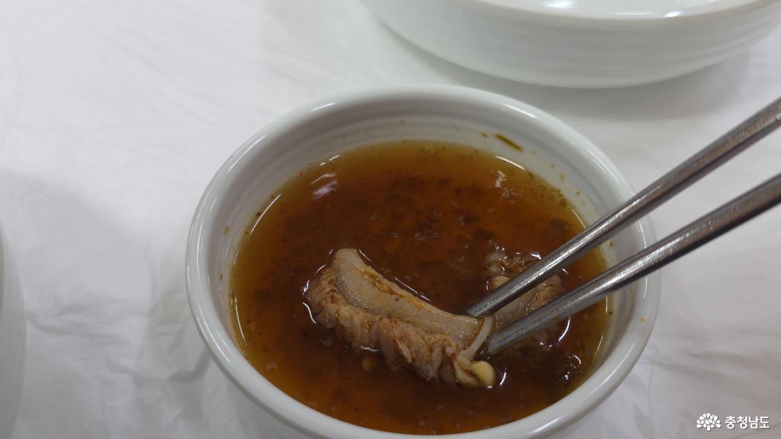 먼저 양을 같이 주신 간장 소스에 찍어먹어보았다`