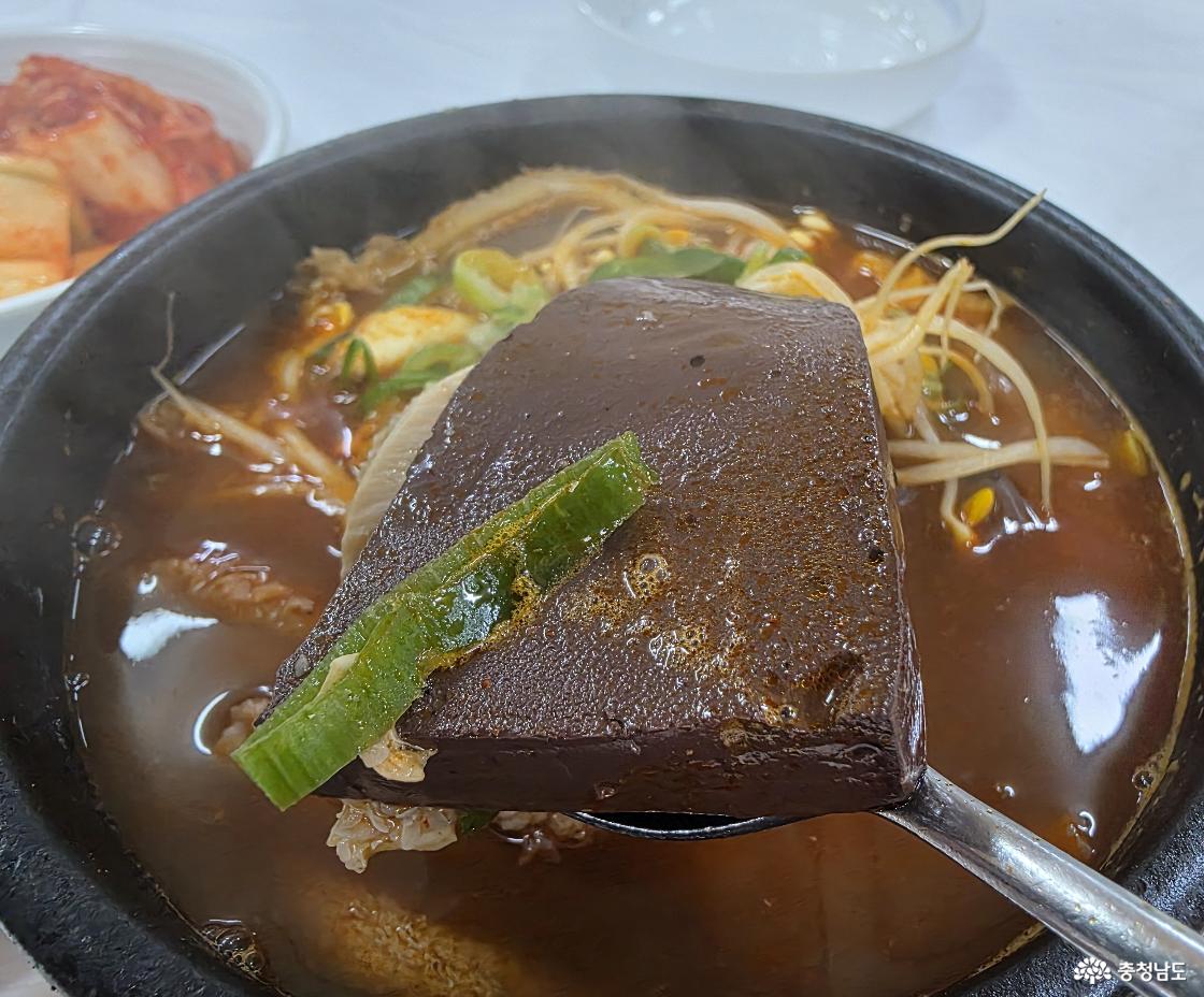 신선한 선지도 큼지막하게 들어있었다