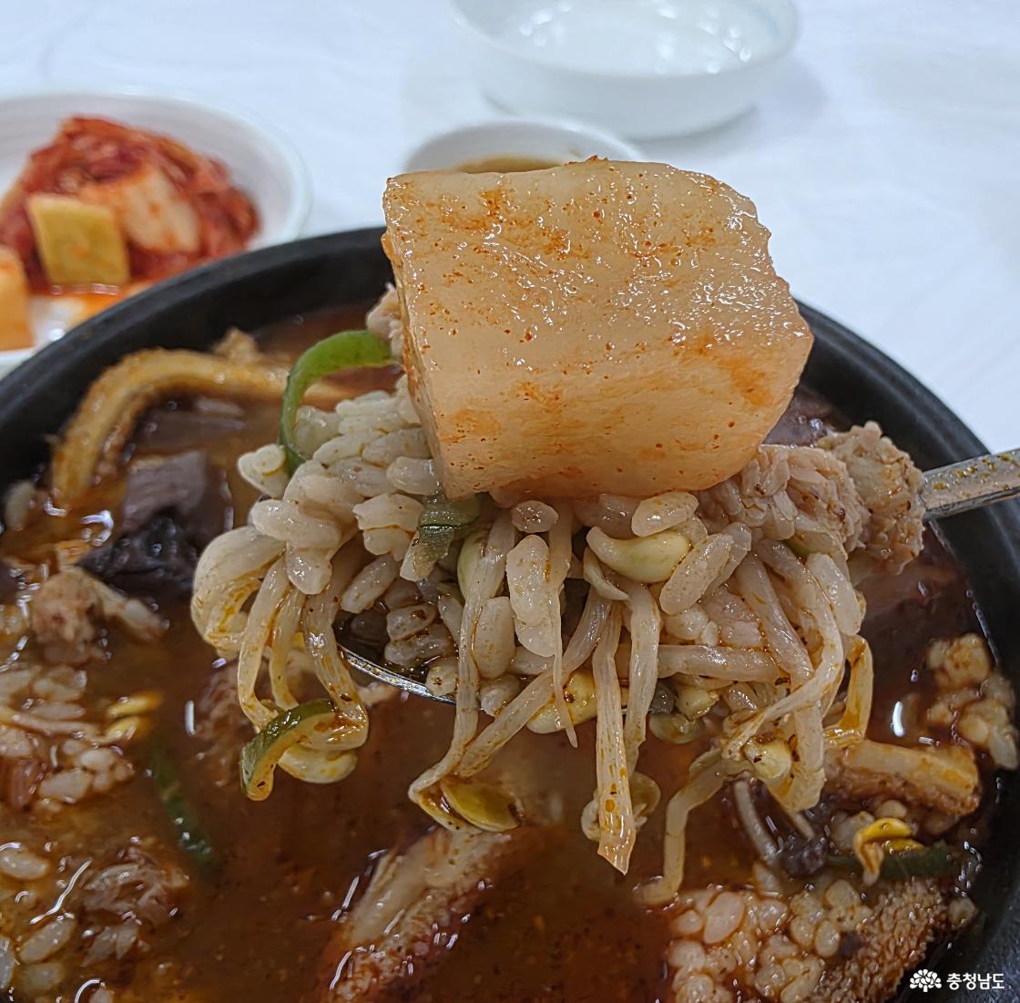 깍두기를 올려서 먹으면 아삭한 식감과 더 맛있었다