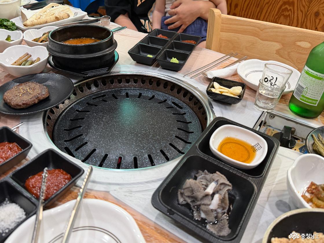 고기와 함께 제공된 정갈한 밑반찬