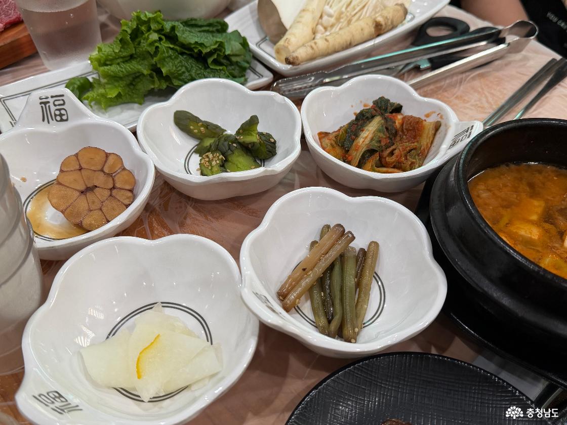 고기와 함께 제공된 정갈한 밑반찬