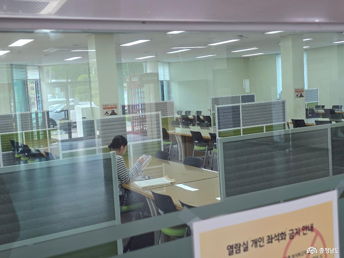 조용한 분위기에서 공부를 하는 사람들