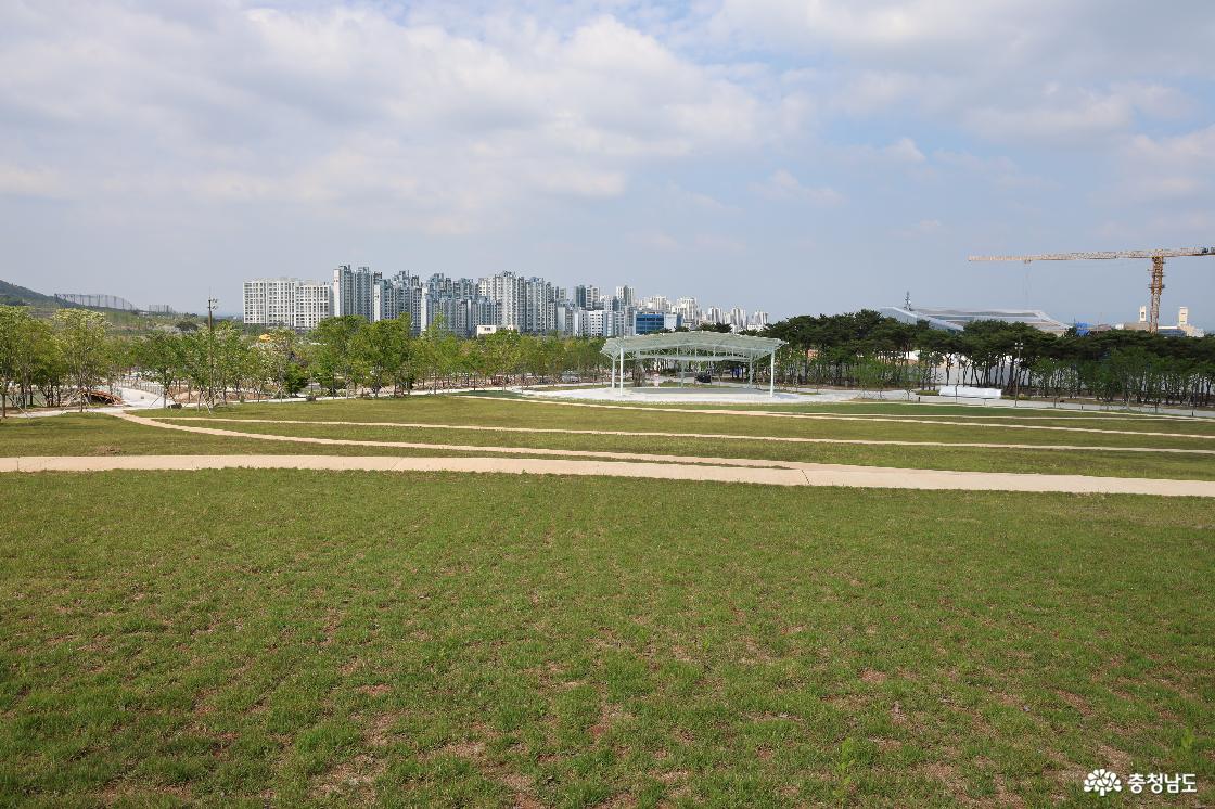 웅비광장 잔디마당 슬라이드 이미지