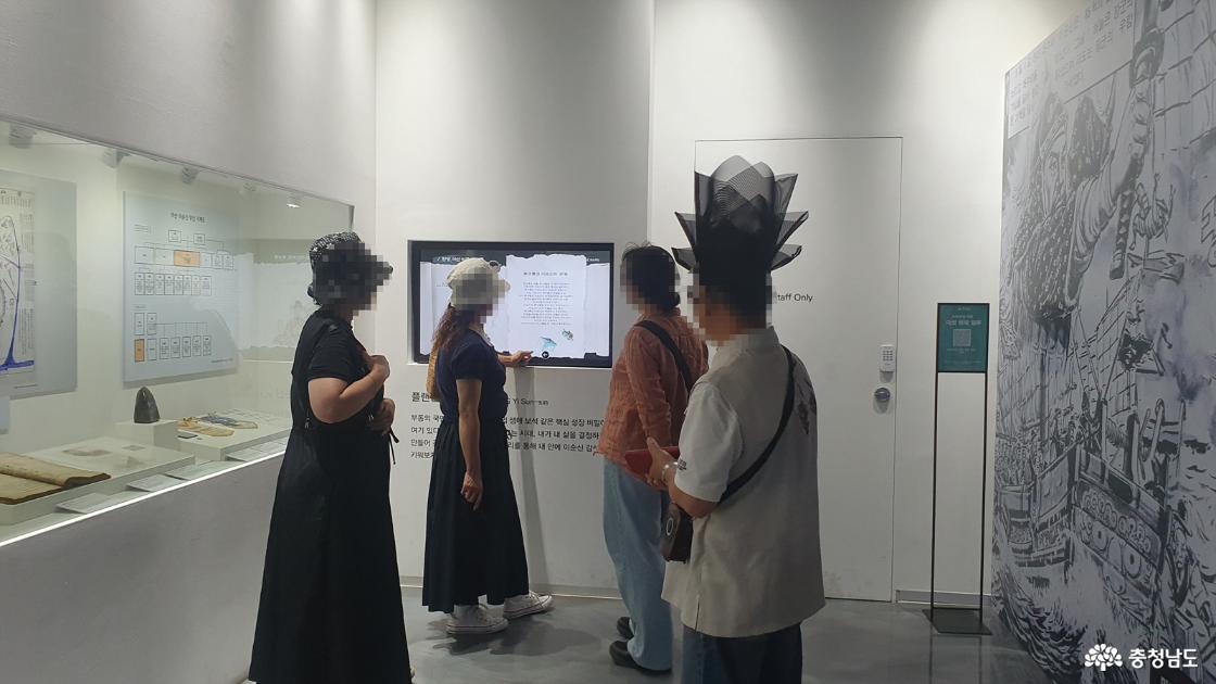 전시 관람중인 관람객