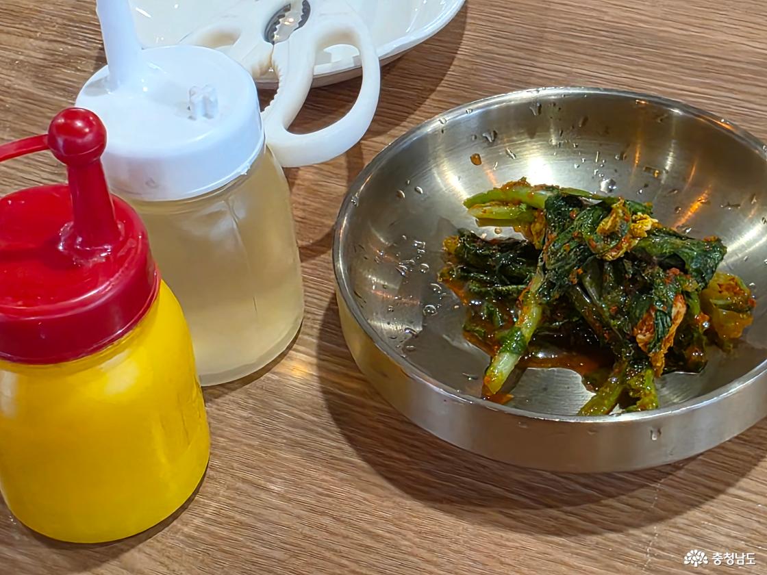 식초, 겨자, 열무김치를 먼저 챙겨주셨다