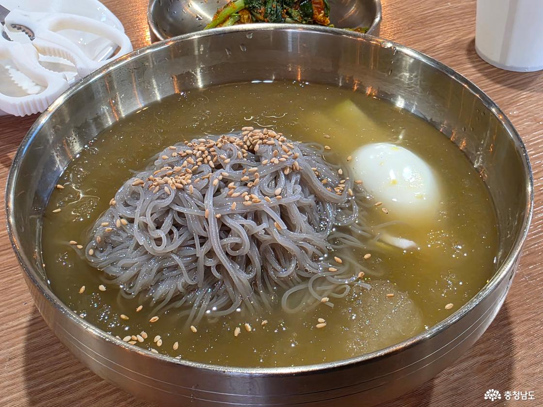 얼음이 동동띄워져있는 시원한 냉면