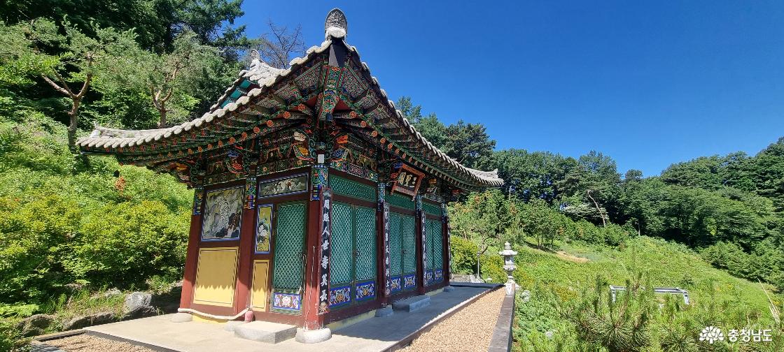 초목을 배경으로 당당하게 자리잡은 홍주사의 삼성각