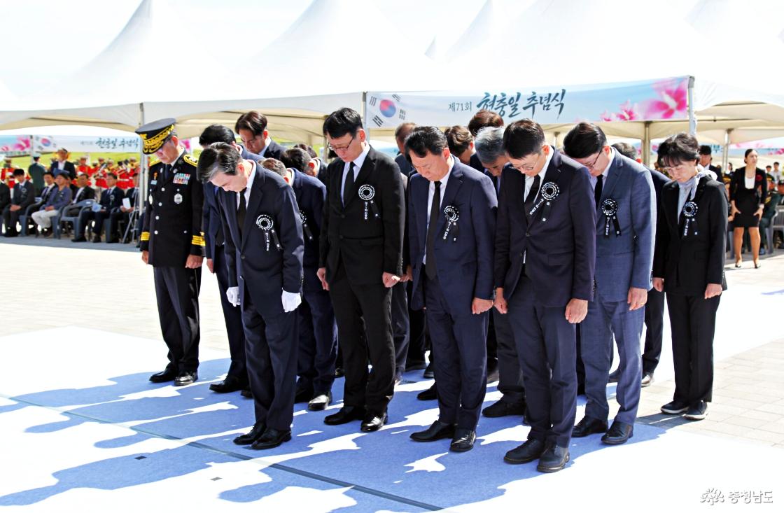 충남도지사와 공무원들 분향 및 참배와 묵념 