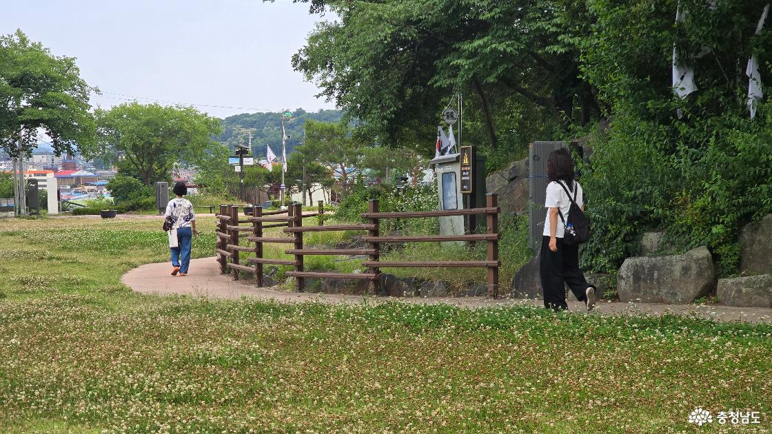 옥녀봉 공원 걷는 장면