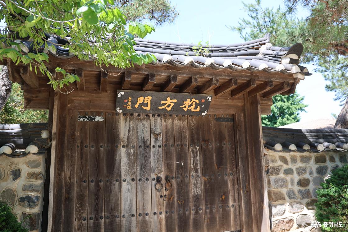 유월의 사운고택, 그늘과 양지 사이