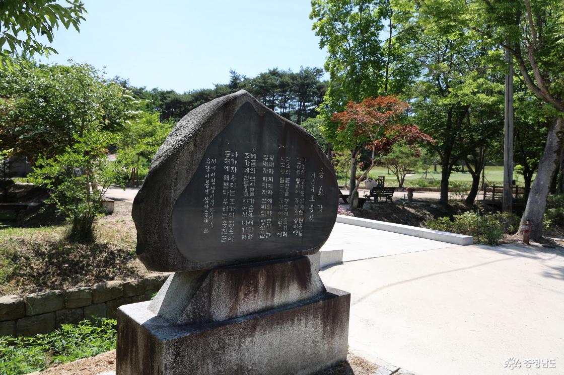 유월의 사운고택, 그늘과 양지 사이