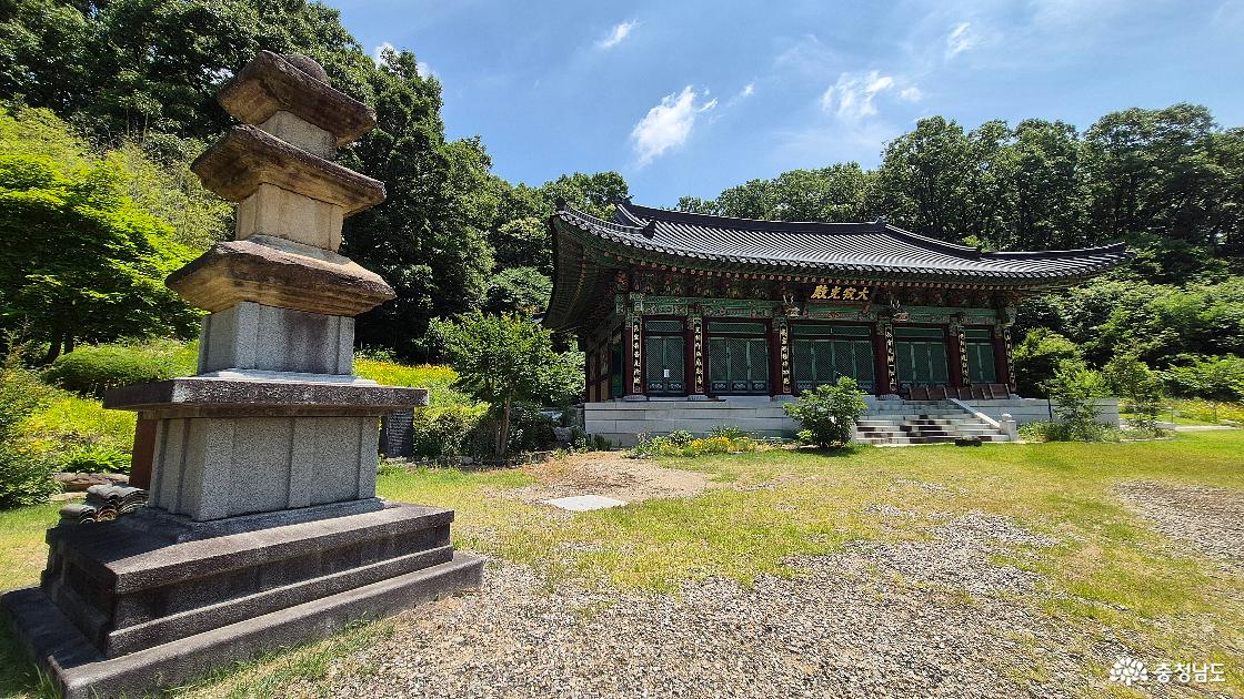 용화사 삼층석탑과 대적광전