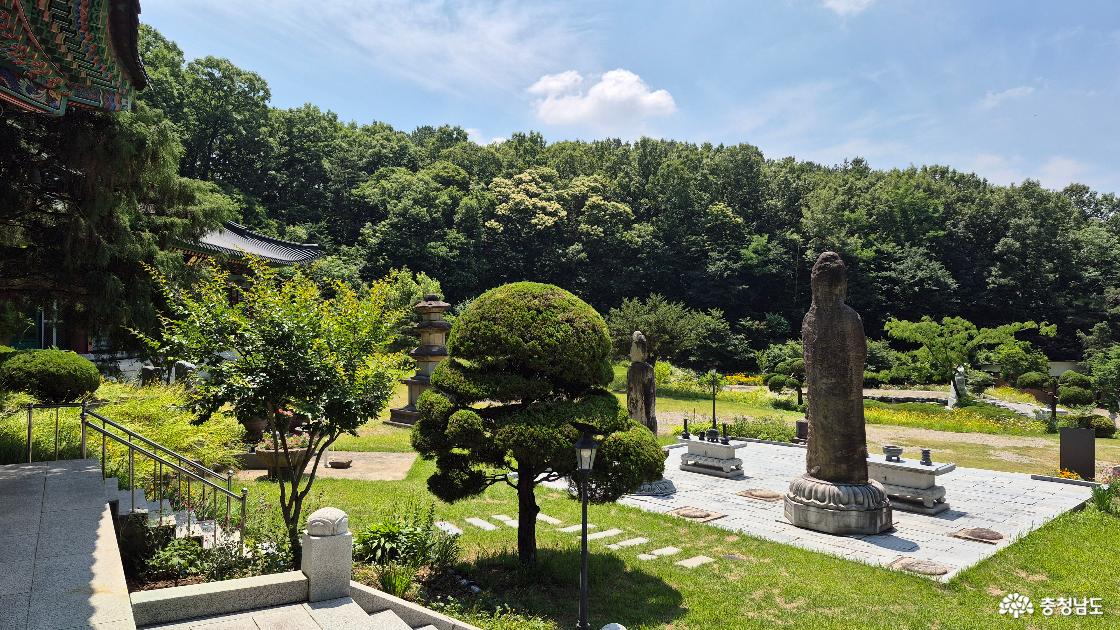 대웅전 앞에서 바라본 석조여래 입상 2구와 삼층석탑 
