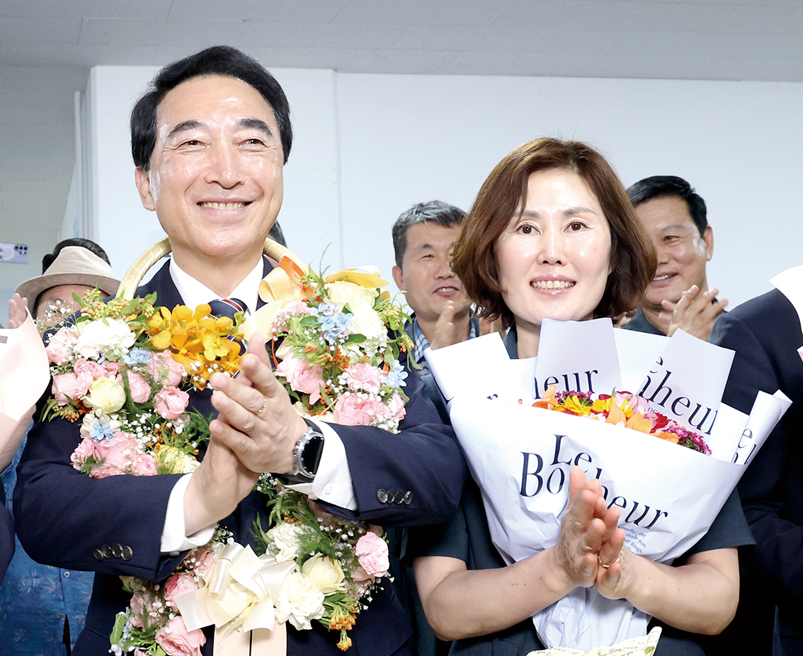 축하 꽃다발 받고 환호 박수현 제40대 충남도지사 당선인이 6월 4일 충남 천안시 선거사무소에서 당선이 확실시되자 꽃목걸이를 목에 걸고 환하게 웃고 있다. 사진/충남도