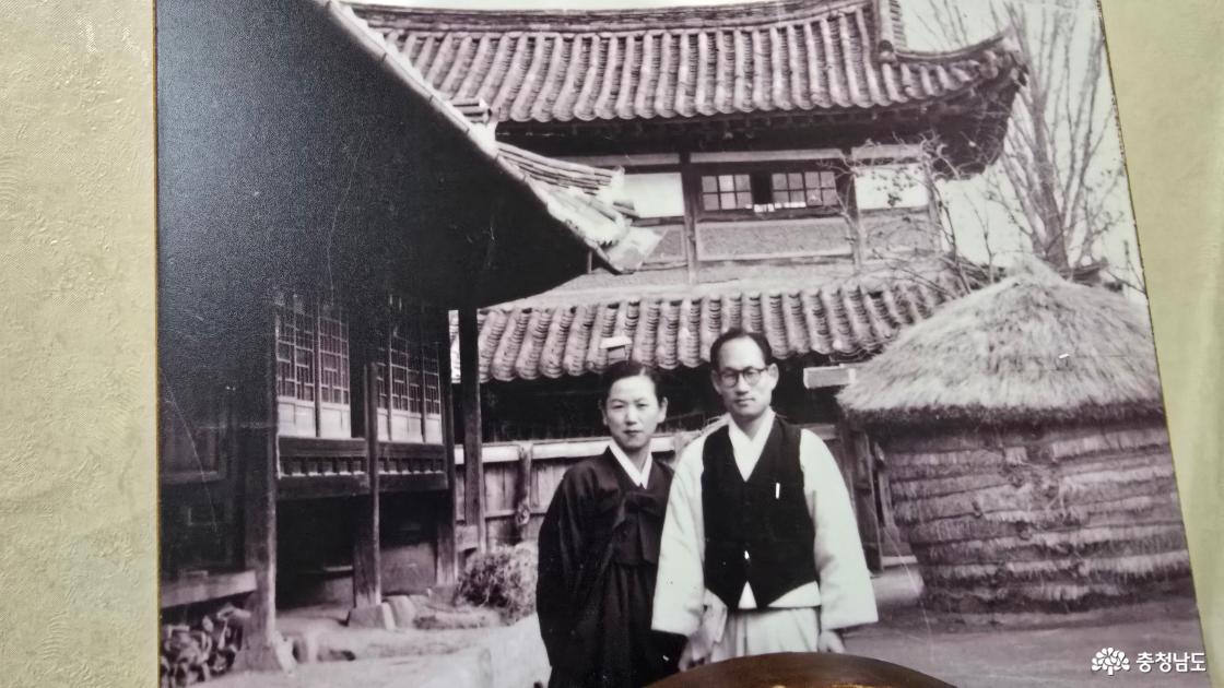 1940년대 윤남석 가옥 앞에서 찍은 사진도 보관되어 있다.