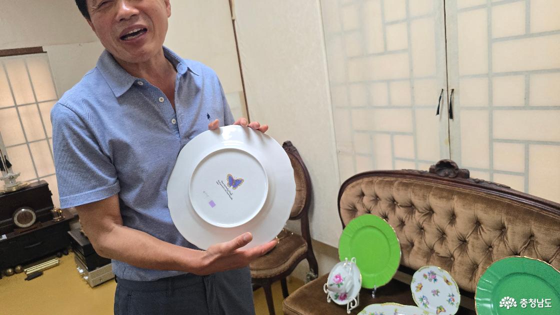  세계 각국의 장인이 만든 찾잔과 시계를 수집하며 커피와 클래식 음악에도 조예가 깊은 주인장 