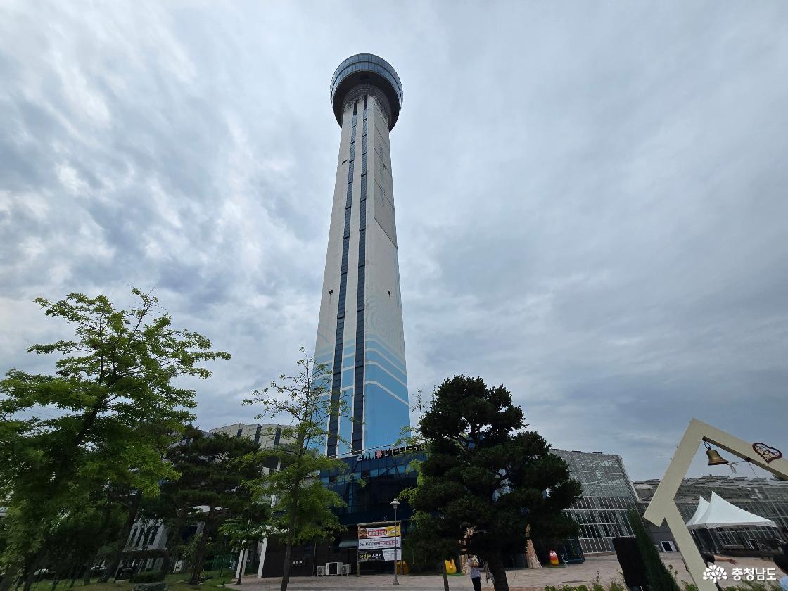 흐린 하늘 아래 높게 솟아 있는 아산 그린타워 외관 전경