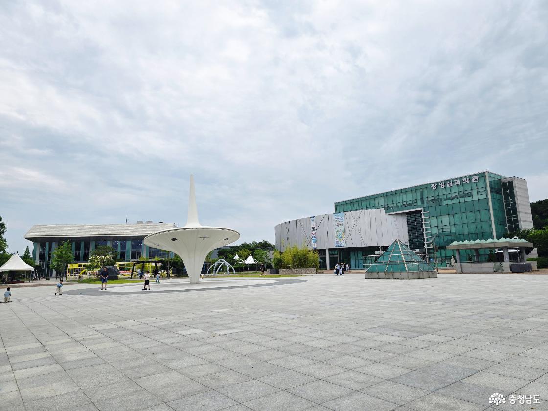 장영실과학관과 넓은 광장이 함께 보이는 아산 생태곤충원 주변 풍경