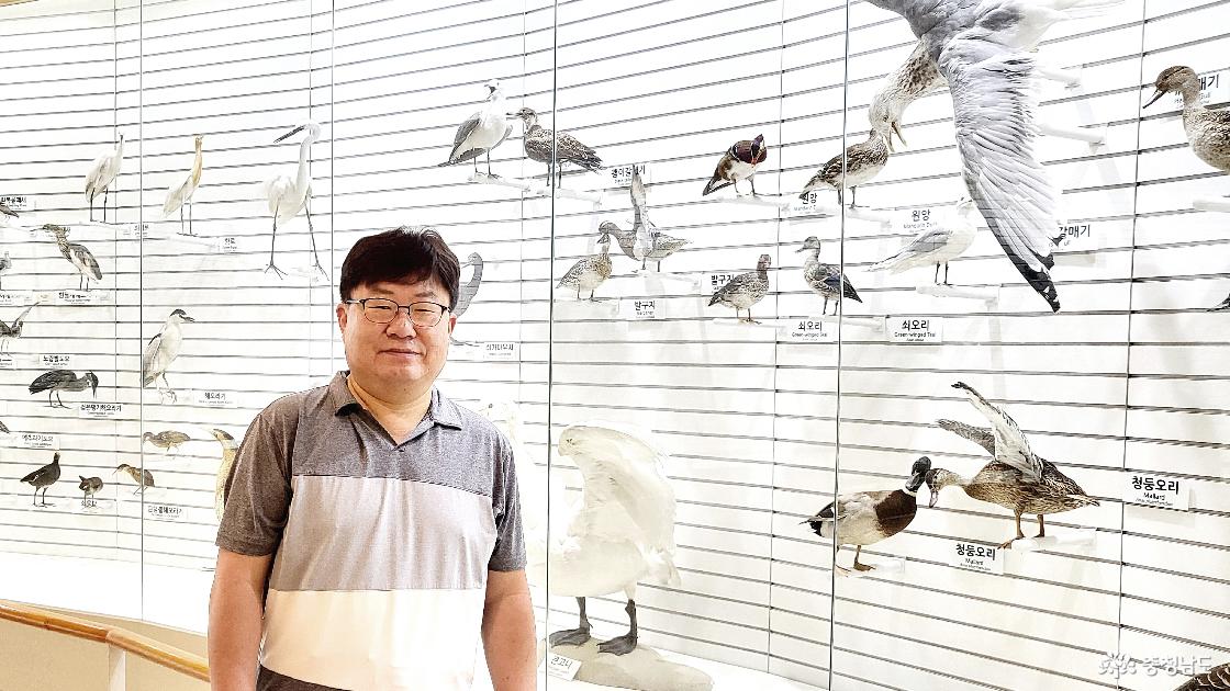 서산버드랜드에서 만난 한성우 주무관, 그는 천수만 철새도래지 생태환경 조성과 생태교육 업무 등을 맡으며, 천수만을 찾는 철새들의 변화와 서식 환경을 현장에서 지켜보고 있다.