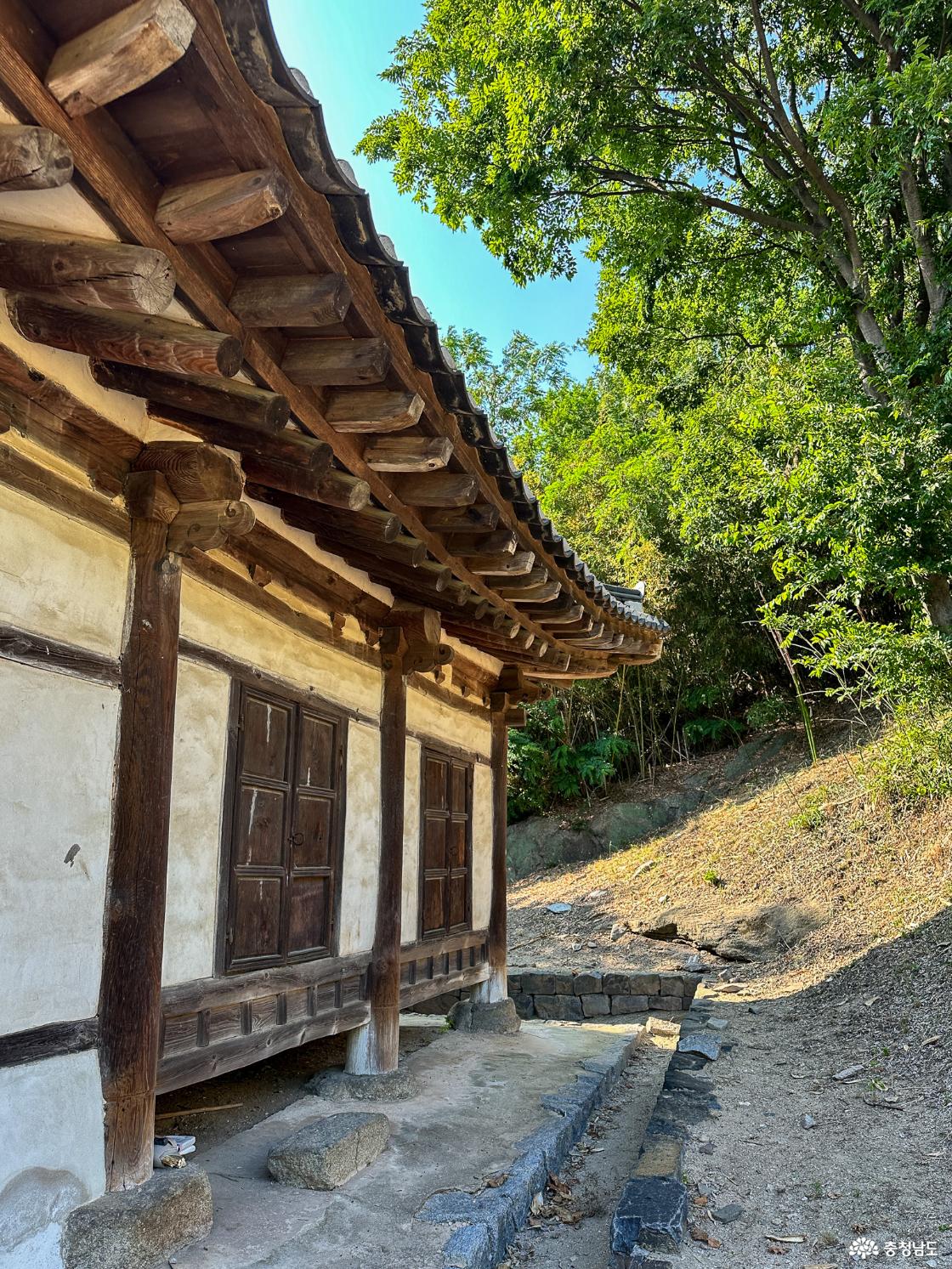측면에서 바라본 팔괘정의 모습