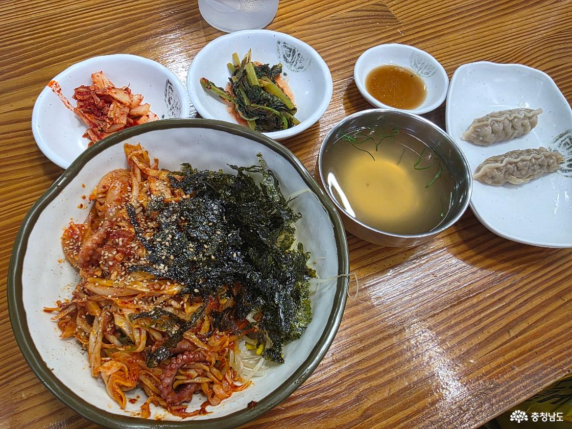 한그릇 가득 찬 낙지 덮밥