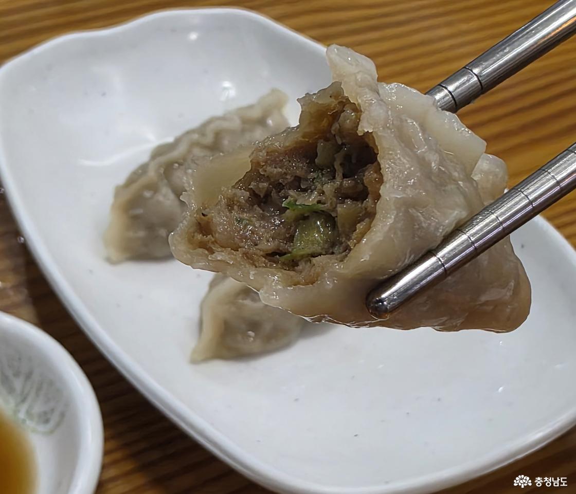 갈비 만두 안에는 달달한 고기가 가득했다