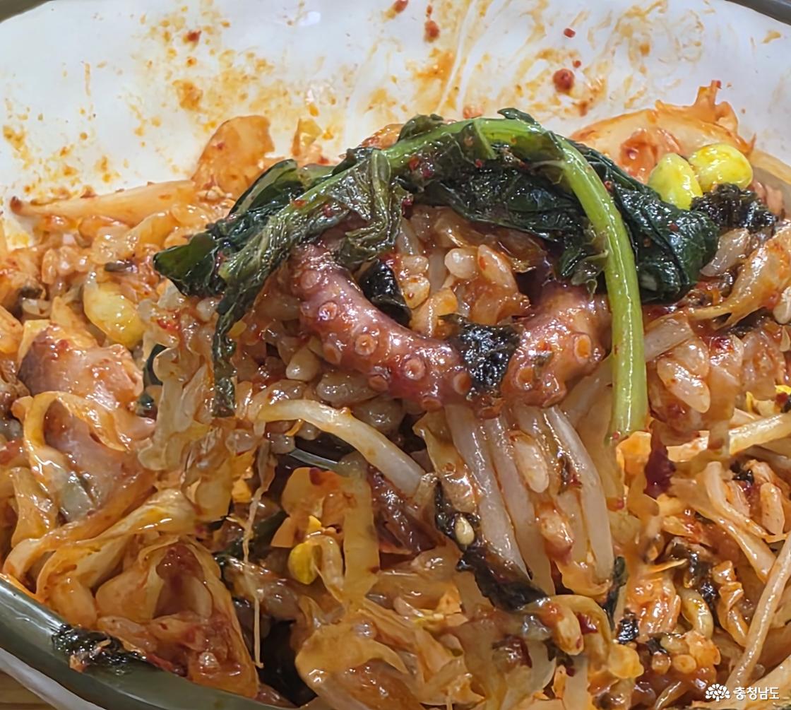 열무김치를 낙지 덮밥에 올려먹으면 시원한 맛과 아삭한 식감이 느껴졌다