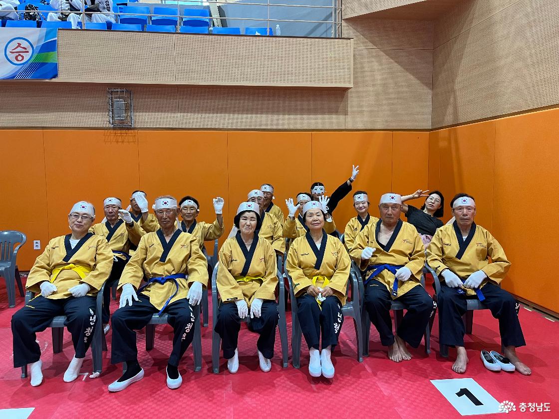 종합시범경기 직전 청춘도복단 단원들의 긴장된 모습