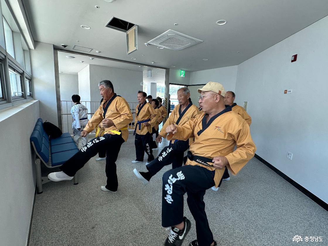 경기 전, 80세 이상 어르신 개인품새 경기 연습 모습