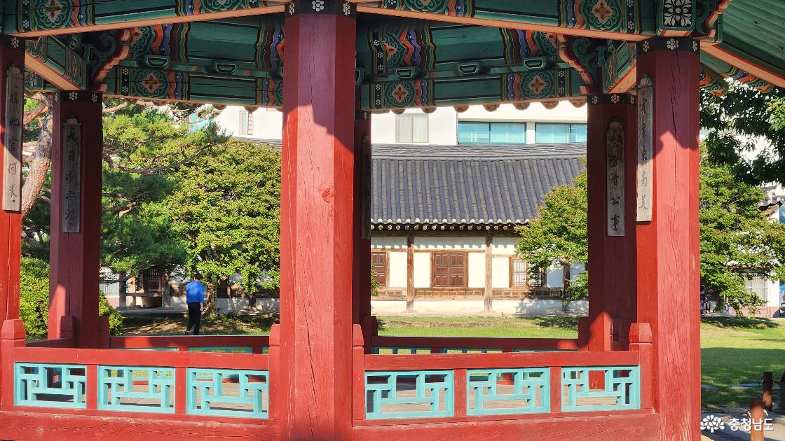 여하정넘어 보이는 안회당의 단아한 모습