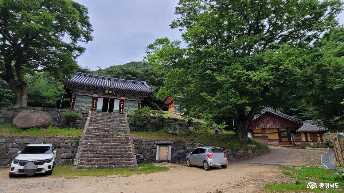 석축으로 가지런히 정비된 충남 홍성군 전통사찰 석련사 전경1.