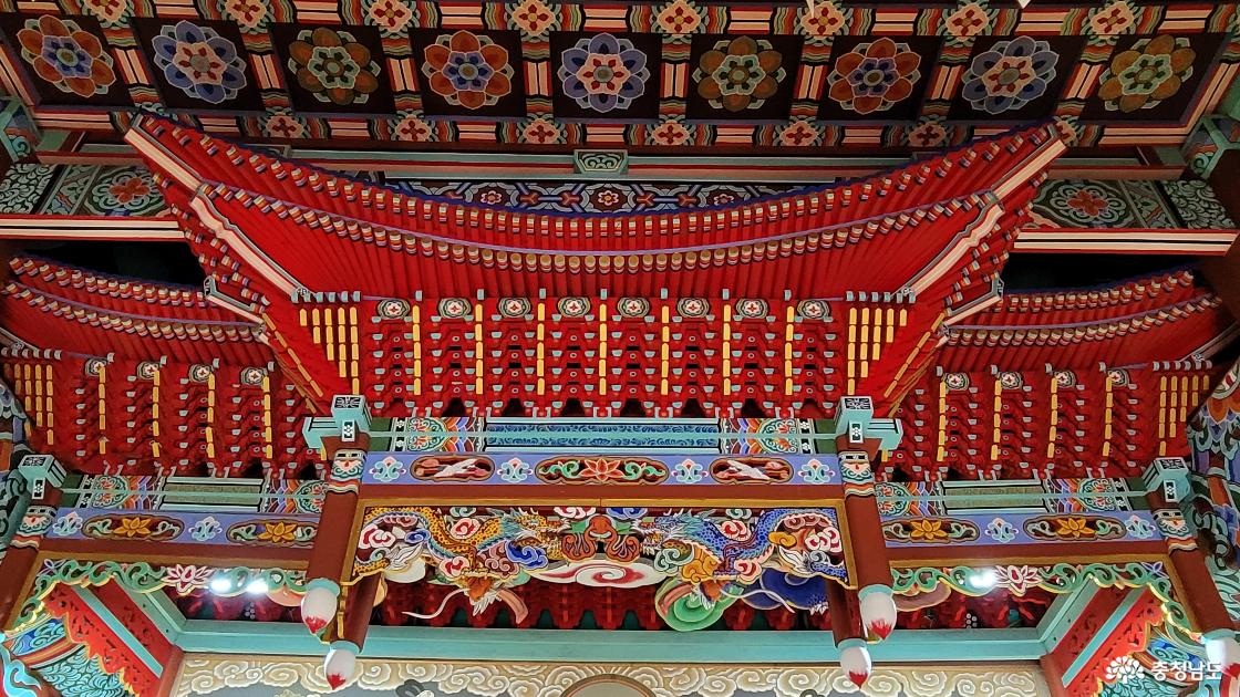 전통사찰 홍성 석련사 대웅전 불단의 닫집.