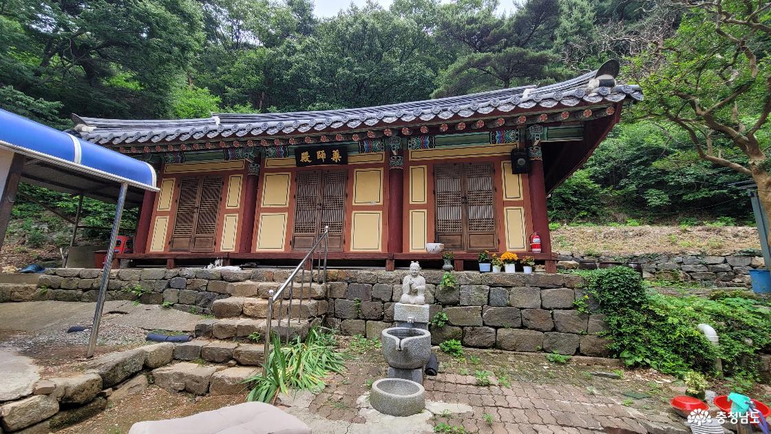 전통사찰 홍성 석련사 약사전과 앞마당의 문수보살상.