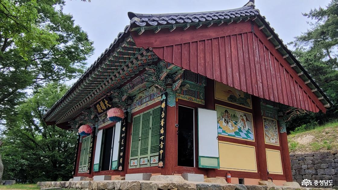 전통사찰 홍성 석련사 대웅전.