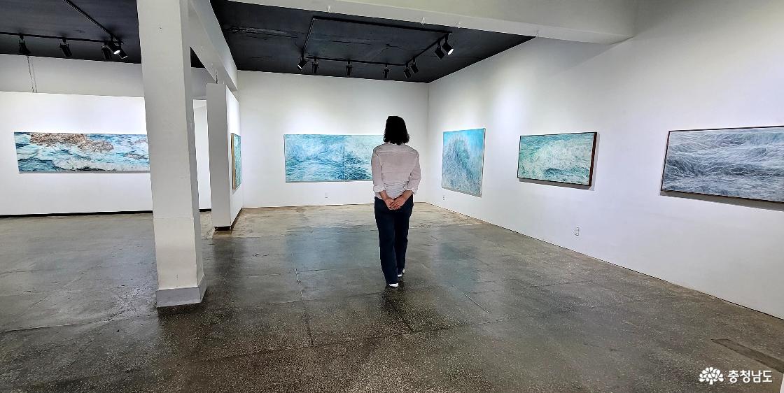 면천읍성안 그 미술관에 걸린 송해석 작가의 파도 작품들. 관람객은 작품 앞에 한참이나 멈춰 서서 한지 위에 겹겹이 쌓인 물결의 결을 감상하고 있었다.