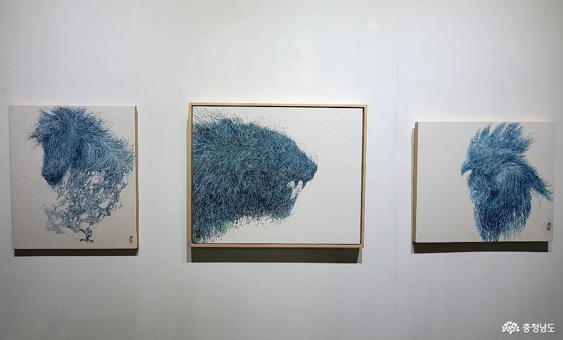 송해석 작가의 파도 연작이 전시장 벽면에 걸려 있다. 작품은 한지 위에 반복된 붓질과 여백을 통해 파도의 생동감과 내면의 감정을 함께 드러낸다.