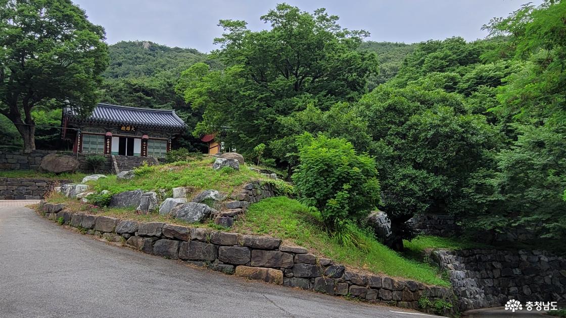 보개산 기슭 석축에 몸을 기댄 충남 홍성군 전통사찰 구절암 전경 3. 
