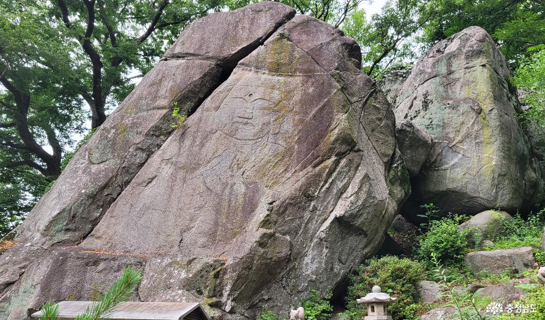 충남 홍성군 전통사찰 구절암 코끼리 바위의 마애불. 
