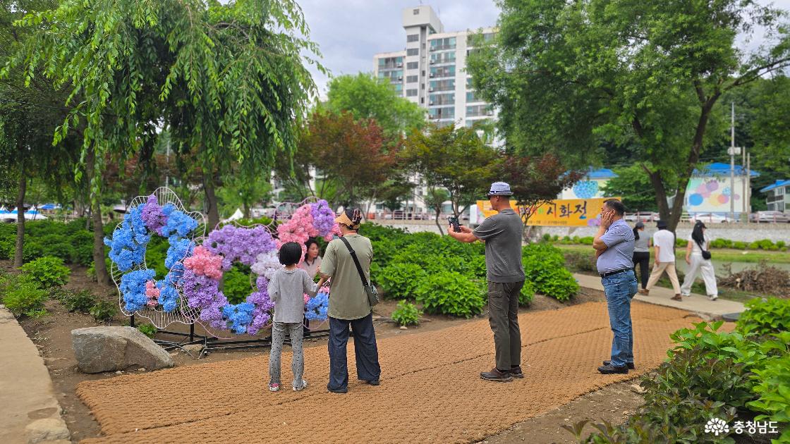 꽃 사진은 누구나 좋아합니다. 사진을 찍는 사람을 찍는 것도 재미있습니다.