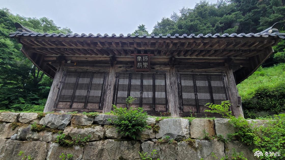 충남 홍성군 전통사찰 내원사 극락보전.