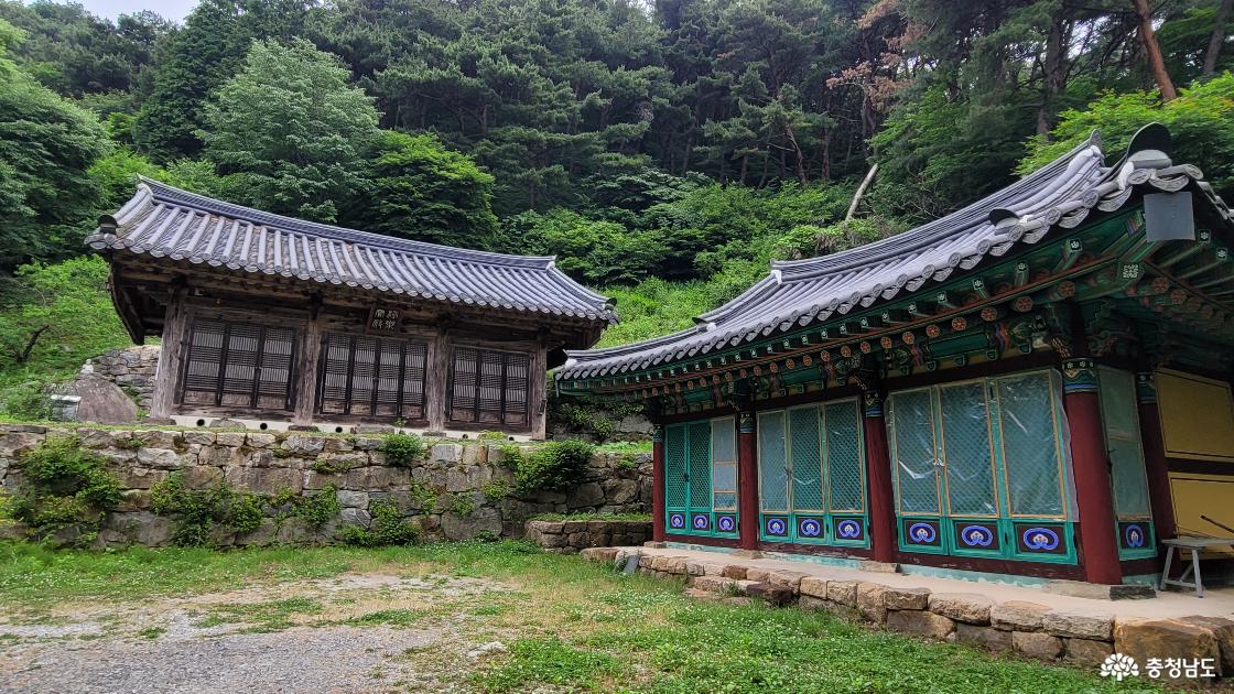 충남 홍성군 전통사찰 내원사 극락보전과 옛 법당.