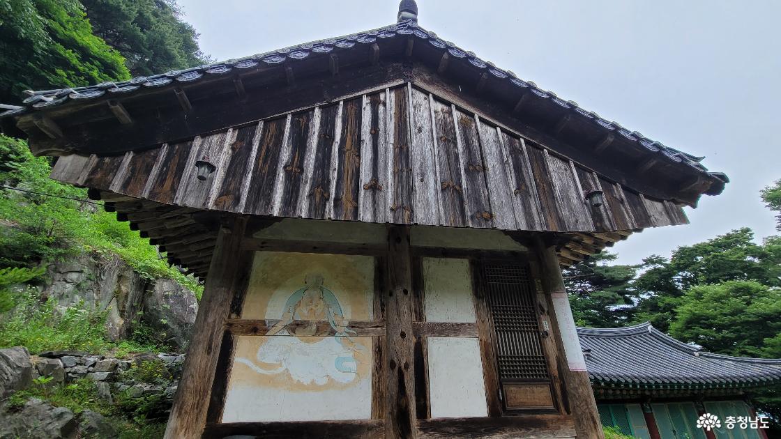충남 홍성군 전통사찰 내원사 극락보전 맞배지붕 풍판.