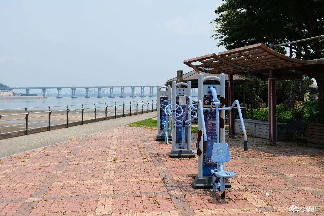 해안공원 겸 근린공원의 역할도 겸하고 있다. 