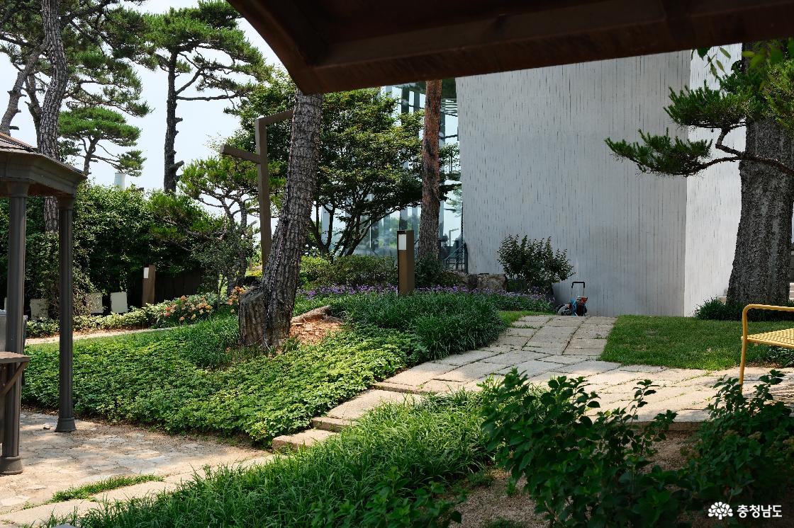 매산해안공원은 유명한 카페와 함께 위치하고 있어 경관이 좋다. 