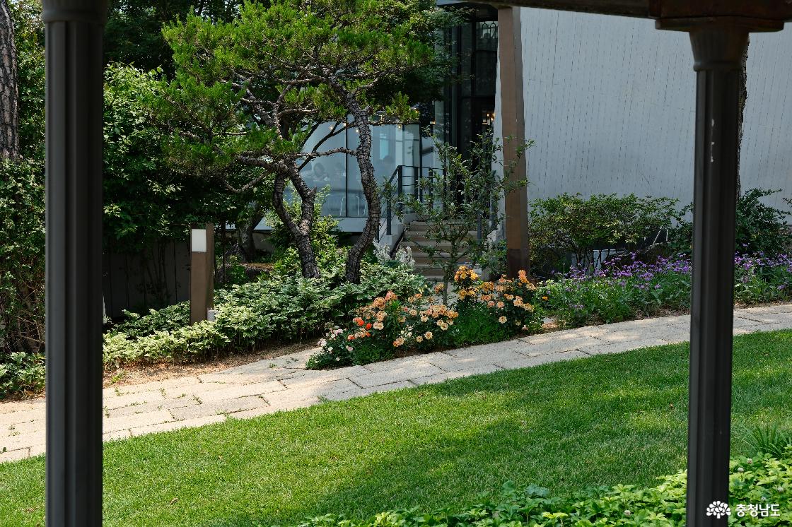 주변이 마치 정원처럼 되어 있는 카페와 인접하고 있는 매산해안공원