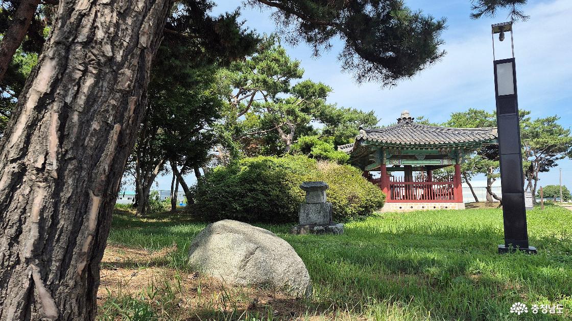 천안대로에서 들어서면 왼쪽 앞으로 보이는 '천안 봉선홍경사 갈기비'