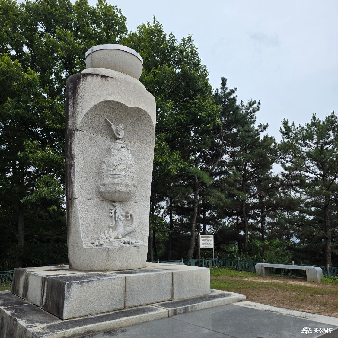 숲속 공터에 세워진 상징적인 모양의 하얀 석조물이다
